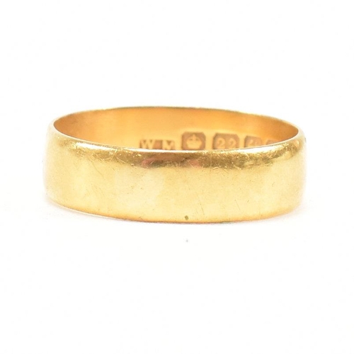 405 - A hallmarked 22ct band ring. The ring hallmarked Birmingham. Weight 5.7g. Size T. All weights, measu... 