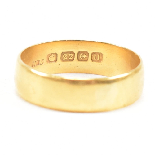 405 - A hallmarked 22ct band ring. The ring hallmarked Birmingham. Weight 5.7g. Size T. All weights, measu... 