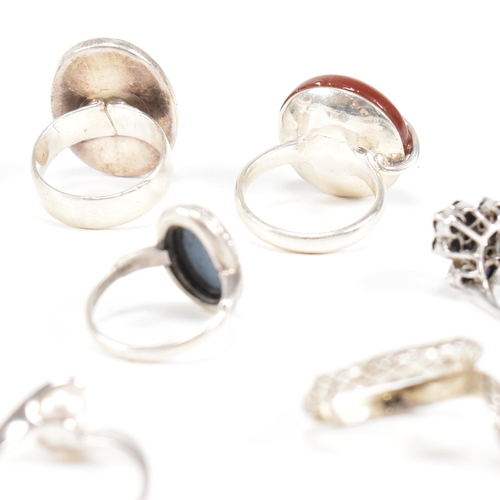 410 - A collection of 12 silver rings. The rings to include carnelian, onyx, CZ, jasperware sapphire, pear... 