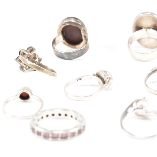 410 - A collection of 12 silver rings. The rings to include carnelian, onyx, CZ, jasperware sapphire, pear... 