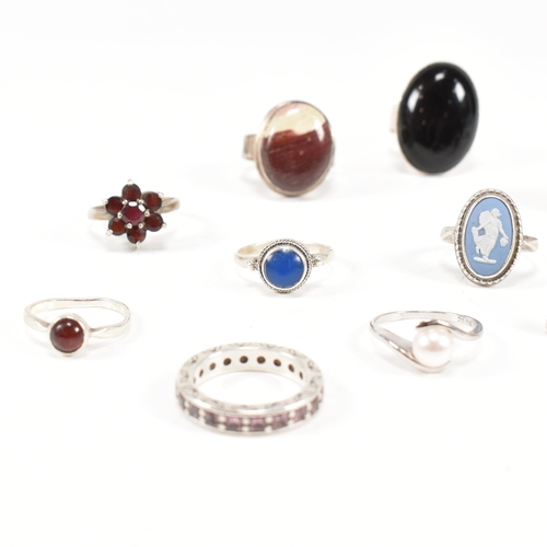 410 - A collection of 12 silver rings. The rings to include carnelian, onyx, CZ, jasperware sapphire, pear... 