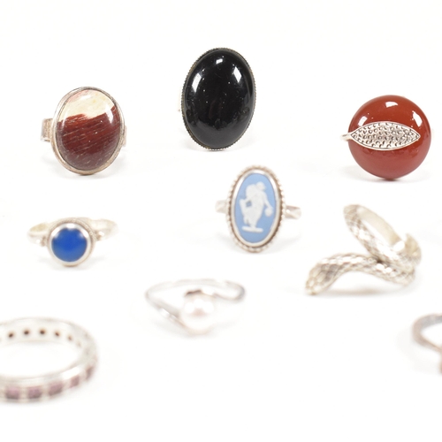 410 - A collection of 12 silver rings. The rings to include carnelian, onyx, CZ, jasperware sapphire, pear... 