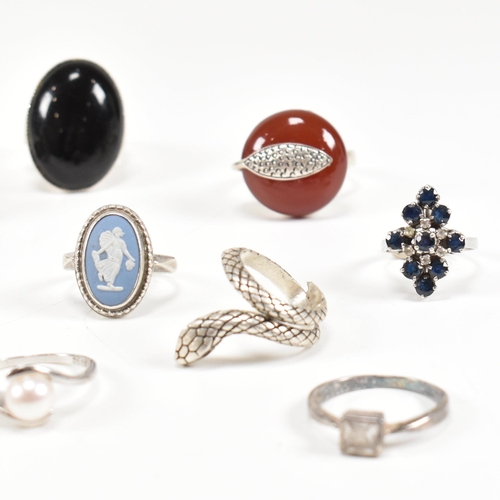 410 - A collection of 12 silver rings. The rings to include carnelian, onyx, CZ, jasperware sapphire, pear... 