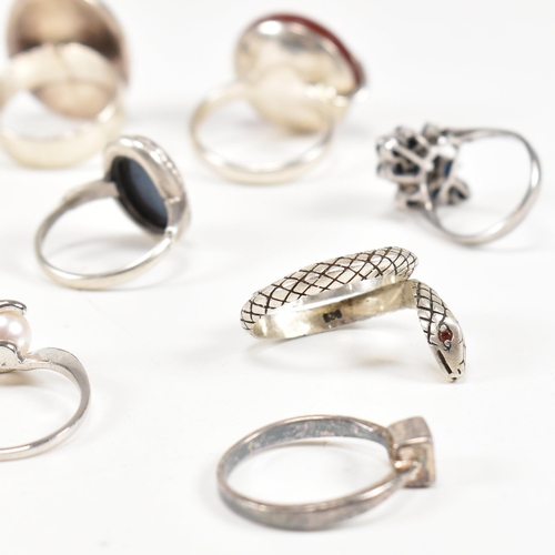 410 - A collection of 12 silver rings. The rings to include carnelian, onyx, CZ, jasperware sapphire, pear... 