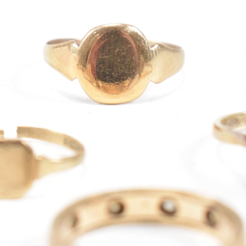 429 - A collection of gold rings. The rings to include hallmarked red and white stone cluster ring, a hall... 