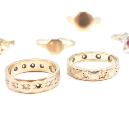 429 - A collection of gold rings. The rings to include hallmarked red and white stone cluster ring, a hall... 