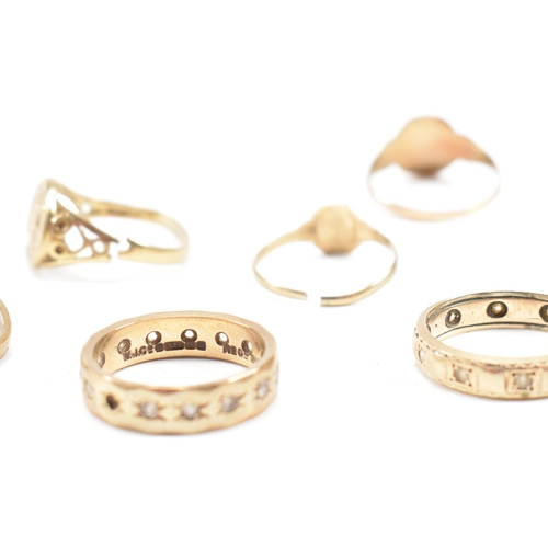 429 - A collection of gold rings. The rings to include hallmarked red and white stone cluster ring, a hall... 