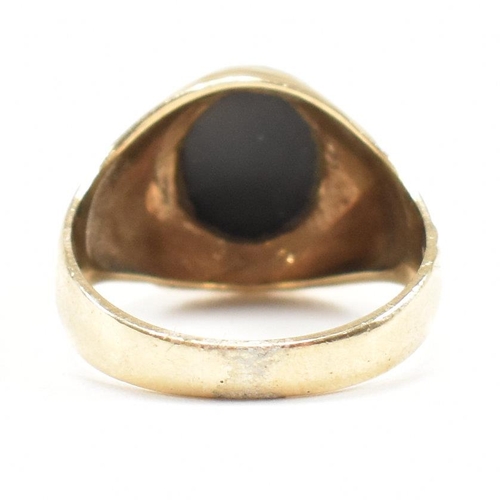 430 - A hallmarked 9ct gold and onyx signet ring. Weight 3.6g. Size M.5.All weights, measurements and size... 