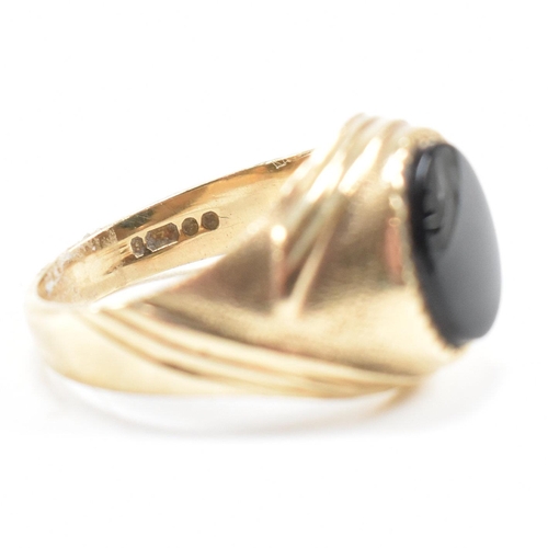 430 - A hallmarked 9ct gold and onyx signet ring. Weight 3.6g. Size M.5.All weights, measurements and size... 