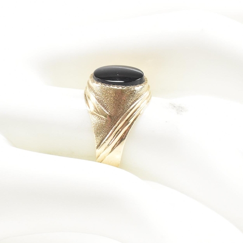 430 - A hallmarked 9ct gold and onyx signet ring. Weight 3.6g. Size M.5.All weights, measurements and size... 