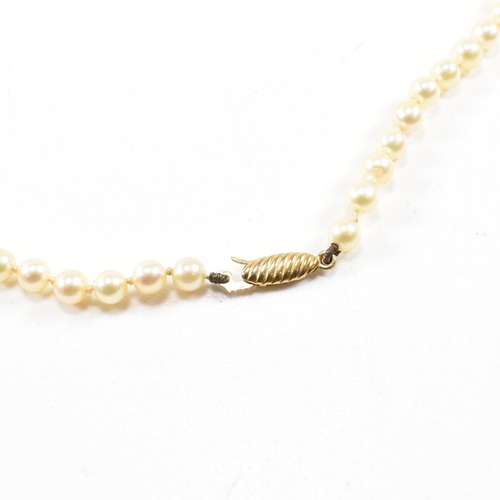 433 - A gold and cultured pearl necklace. The necklace strung with 3mm round pearls. Unmarked tests indica... 