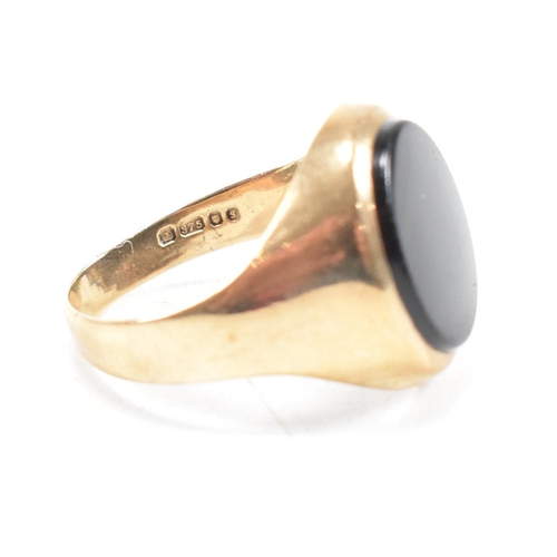 448 - A hallmarked 9ct gold and onyx signet ring. Hallmarked London 1981. Weight 3.9g. Size O. All weights... 