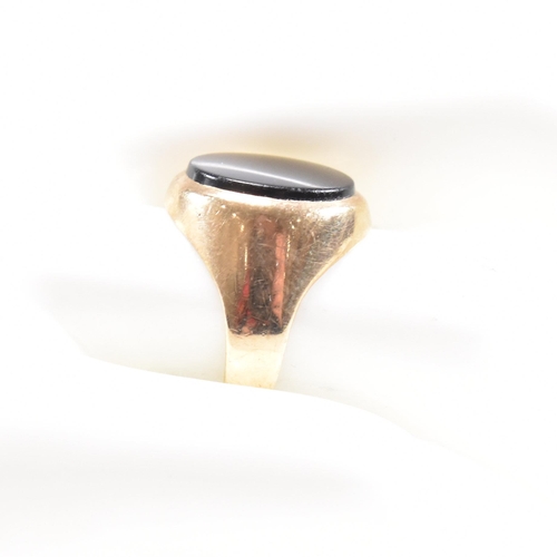 448 - A hallmarked 9ct gold and onyx signet ring. Hallmarked London 1981. Weight 3.9g. Size O. All weights... 