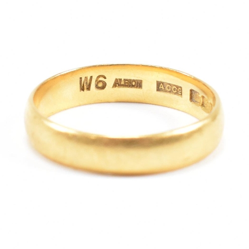 461 - A hallmarked 22ct gold  band ring. Hallmarked London. Sponsors mark ACC – Albion. Total weight 3.8g.... 