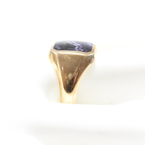 76 - A hallmarked 9ct gold gentleman's Blue John signet ring. The ring set with a Blue John doublet to ta... 