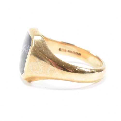 76 - A hallmarked 9ct gold gentleman's Blue John signet ring. The ring set with a Blue John doublet to ta... 