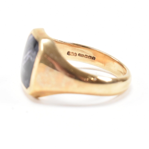 76 - A hallmarked 9ct gold gentleman's Blue John signet ring. The ring set with a Blue John doublet to ta... 