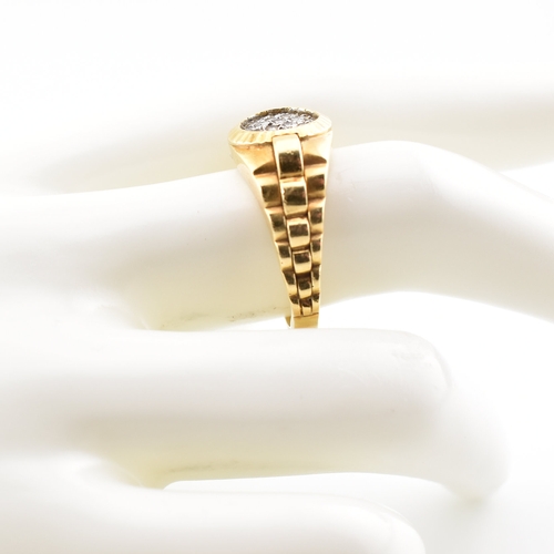 310 - A hallmarked 18ct yellow gold & diamond cluster ring. The ring having an inset circular head with a ... 