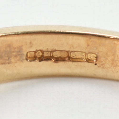 434 - A hallmarked 9ct yellow gold Mizpah ring. The ring having 'MIZPAH' to the centre with floral designs... 