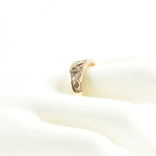 434 - A hallmarked 9ct yellow gold Mizpah ring. The ring having 'MIZPAH' to the centre with floral designs... 