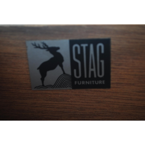 607 - Stag Furniture - Minstrel Range - John and Sylvia Reid - A vintage 20th century makore hardwood ches... 