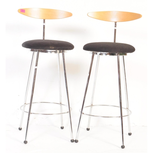 621 - Effezeta - A matching pair of contemporary Italian design bar stools / chairs having shaped beech ba... 