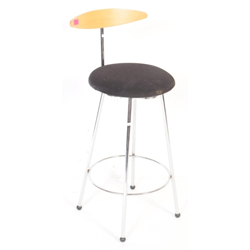 621 - Effezeta - A matching pair of contemporary Italian design bar stools / chairs having shaped beech ba... 