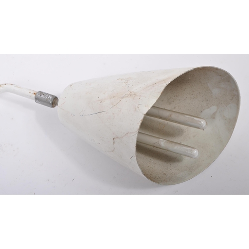 625 - An articulated, wall / bench mounted machinists lamp by Parmar model no FV209. Painted in white and ... 