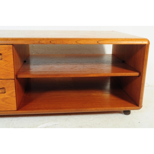 686 - Meredew - A retro mid 20th century teak Meredew coffee table / media unit. The coffee table having a... 