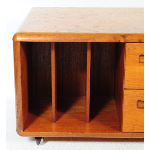 686 - Meredew - A retro mid 20th century teak Meredew coffee table / media unit. The coffee table having a... 