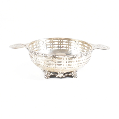 125 - A George V hallmarked silver bon bon dish. The bon bon or sweet meat dish sitting on four hoof feet ... 