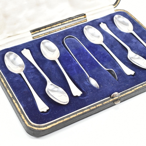 204 - A George V hallmarked silver set of dog nose coffee spoons and sugar tongs. The spoons having trifid... 