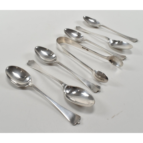 204 - A George V hallmarked silver set of dog nose coffee spoons and sugar tongs. The spoons having trifid... 