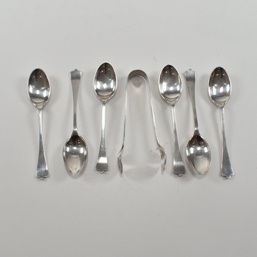 204 - A George V hallmarked silver set of dog nose coffee spoons and sugar tongs. The spoons having trifid... 