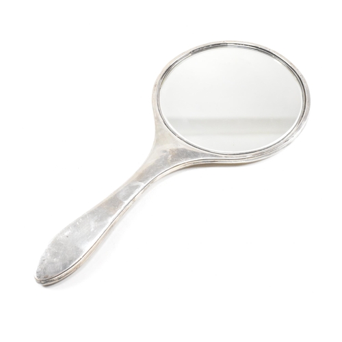 37 - A George V hallmarked silver vanity hand mirror. The circular mirror having a bevelled edge.ÿHallmar... 