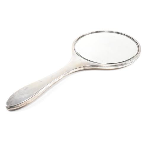 37 - A George V hallmarked silver vanity hand mirror. The circular mirror having a bevelled edge.ÿHallmar... 