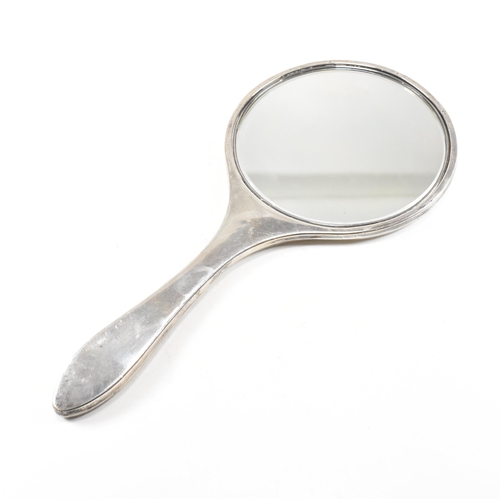 37 - A George V hallmarked silver vanity hand mirror. The circular mirror having a bevelled edge.ÿHallmar... 