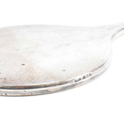 37 - A George V hallmarked silver vanity hand mirror. The circular mirror having a bevelled edge.ÿHallmar... 