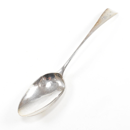 49 - A Georgian hallmarked silver serving spoon. The George Vÿspoon having a fiddle pattern decoration an... 