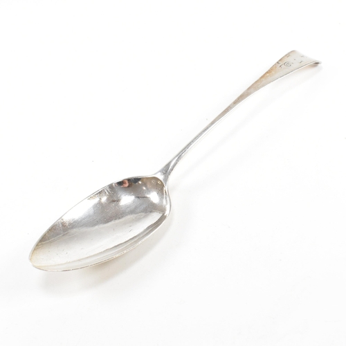 49 - A Georgian hallmarked silver serving spoon. The George Vÿspoon having a fiddle pattern decoration an... 