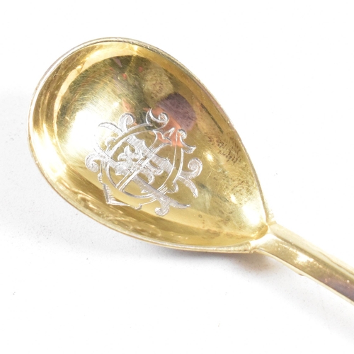 6 - VASILI SEMENOV - A late 19th century cased Russian silver gilt and niello tea service spoon suite. T... 