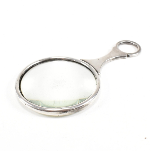 62 - A George VI Hallmarked silver magnifying eye glass. The eye glassÿhaving a circular silver mounted g... 