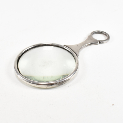 62 - A George VI Hallmarked silver magnifying eye glass. The eye glassÿhaving a circular silver mounted g... 