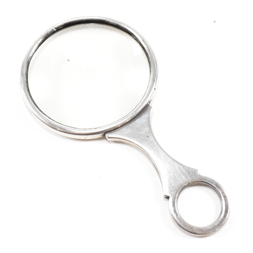 62 - A George VI Hallmarked silver magnifying eye glass. The eye glassÿhaving a circular silver mounted g... 