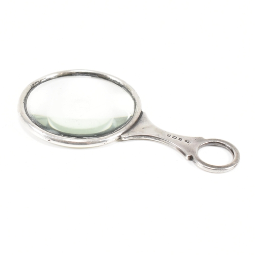 62 - A George VI Hallmarked silver magnifying eye glass. The eye glassÿhaving a circular silver mounted g... 