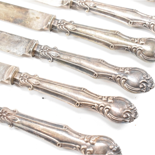 81 - George V cased hallmarked silver flatware. The lot to include a set of six tea spoons. Hallmarked fo... 