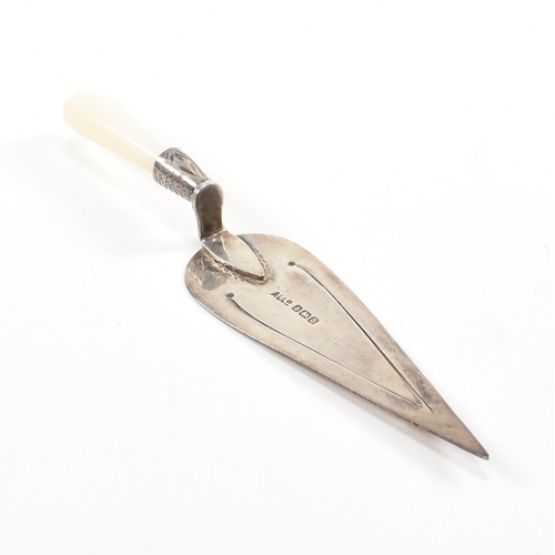 82 - A George V hallmarked silver and mother of pearl novelty bookmark in the form of a trowel.  Hallmark... 