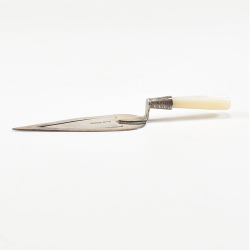 82 - A George V hallmarked silver and mother of pearl novelty bookmark in the form of a trowel.  Hallmark... 