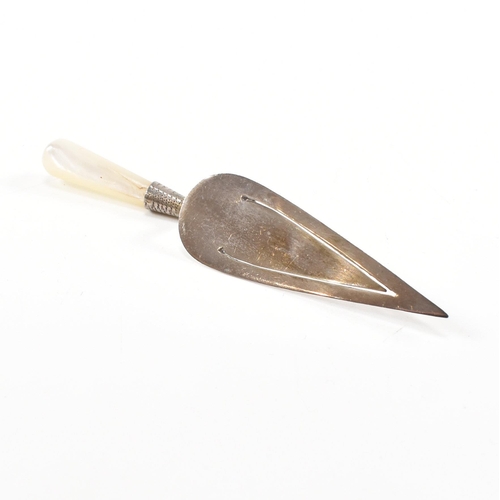 82 - A George V hallmarked silver and mother of pearl novelty bookmark in the form of a trowel.  Hallmark... 