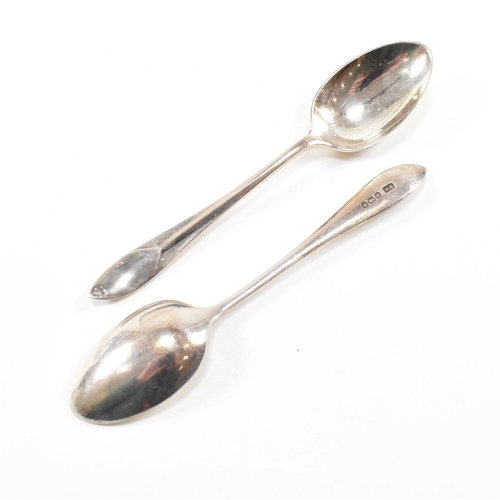 89 - A cased set of 12 hallmarked silver tea spoons and a pair of sugar tongs. Hallmarked for Sheffield, ... 